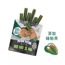 綠色潔牙棒包裝，印有卡通小熊和綠貽貝圖案，含六支潔牙棒.