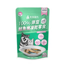 綠色包裝鮭魚塊凍乾零食，含狗狗圖片與產品特色文字.