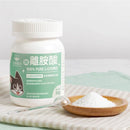汪喵星球純離胺酸貓咪營養補充粉末，白色瓶身綠色標籤，旁邊木盤盛裝白色粉末.