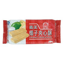 義美椰子夾心酥，紅色包裝，透明視窗顯示椰子夾心威化餅乾.