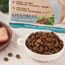白色陶瓷碗中棕色火雞鴨肉口味狗飼料顆粒，旁有包裝袋及生肉塊.