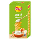 綠色包裝樂事樂連連奶焗香蔥口味洋芋片經濟包，展示堆疊薯片及奶油香蔥沾醬碗.