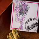 海苔花生糖塊疊放，背後有彩色貓咪插畫與圓形黑白印章設計包裝.