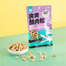 紫色包裝袋裝怪獸部落爽爽酷肉粒野味凍乾零食及白碗中小塊肉粒顆粒.