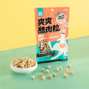 爽爽酷肉粒野味凍乾零食橘色包裝，前方散落方形凍乾肉粒，搭配白碗盛裝.