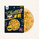 黑色包裝紓壓凍乾貓零食，金黃色方塊狀，細膩顆粒質地.