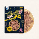 紓壓凍乾雞肉方塊貓零食，黑色包裝搭配金色字體，旁邊木盤盛裝凍乾塊.