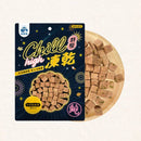 深藍色包裝內含方形凍乾雞肉塊，周圍搭配淺木盤展示產品質感.