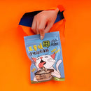 手持派庫廚房五告順優格雞肉凍乾22g藍色包裝，卡通貓咪圖案.