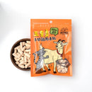 橘色包裝羊奶雞肉凍乾零食，附有角色插畫和透明視窗展示凍乾塊.