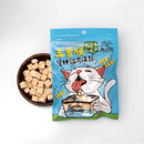藍綠色包裝優格雞肉凍乾，包裝正面有白色卡通貓舔舌頭圖案，旁邊有字體五告順字樣，旁邊小碟盛放方形雞肉凍乾塊.