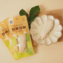 兩包飼糧倉鮮嫩雞柳乾糧產品，綠黃色包裝，配有白色花瓣形小碟，背景淺色木質桌面.
