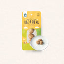 綠黃色包裝飼糧倉爆汁雞丸，白色碟子內擺放三顆雞丸.