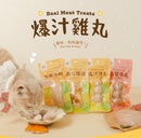 爆汁雞丸多種口味包裝，狗狗正舔食碗中雞丸，背景淺色柔和光線.
