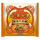 統一滿漢大餐蔥燒牛肉麵泡麵包裝，金橘色調，中央有牛肉麵圖片與中文品牌字樣.