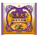 滿漢大餐珍味牛肉麵即食泡麵，紫金配色包裝，展示濃郁牛肉湯麵料.