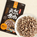 汪喵星球天然原肉凍乾零食雞胸肉塊，深色包裝搭配白色盤中方塊肉乾.