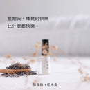 白色瓶身睡眠噴霧，黑色瓶蓋，桌上擺放乾燥花草與木質勺子，背景柔和白床鋪.