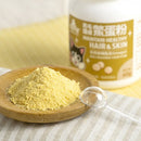 淡黃色細粉末擺放於木質小盤，旁有透明塑料量匙與標籤標示護膚鱉蛋粉罐子.