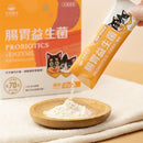 橘色包裝寵物腸胃益生菌粉末倒出於木盤，背景展示盒裝產品標示.
