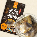 汪喵星球天然原肉凍乾海味狗零食，挪威鮭魚尾巴包裝與魚尾乾貨盤飾.
