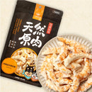 黑色包裝天然原肉凍乾海味零食，旁邊透明盤內擺放多隻凍乾蝦肉.