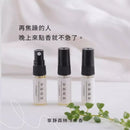 三款愛睡睡眠噴霧瓶身擺放，背景柔和布料與綠色植栽裝飾.
