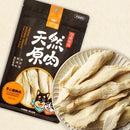 黑色包裝天然原肉凍乾零食，旁邊白色盤中擺放多條雞胸肉凍乾片.