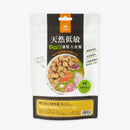 白色包裝貓用天然低敏凍乾主食，透明窗可見小方粒型肉塊，標示安心雞口味.