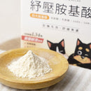 紓壓胺基酸白色粉末放在木盤上，背景有汪喵星球犬貓紓壓胺基酸產品包裝.