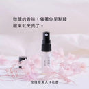 透明玻璃瓶裝玫瑰睡眠噴霧，黑色噴頭，擺放於粉紅花瓣上.