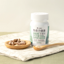白色膠囊裝免疫力健康保養粉瓶，旁有棕色膠囊和木質湯匙放置棉麻布上.