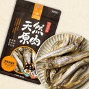 天然原肉凍乾海味零食，完整乾燥小魚干裝在黑色包裝袋內，旁擺放金色盤盛多條乾魚.