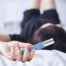 藍色瓶身愛睡睡眠枕頭噴霧，銀色噴頭設計，手持展示.