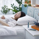 睡眠噴霧瓶擺放床邊桌上，背景一女性安穩躺臥床上放鬆休息.