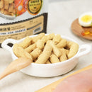 白色陶瓷碟內裝滿金黃色幼貓凍乾主食條狀小食，旁邊有木質湯匙與包裝袋部分可見.