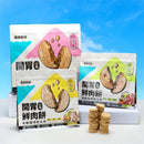 三種口味貓用凍乾主食，彩色包裝分別為雞肉蝦仁、牛肉花蛤及鱈魚魷魚款，前方堆疊附凍乾肉餅展示.