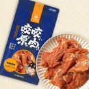 藍色包裝香嫩雞里肌狗狗咬咬原肉零食，旁邊擺放多塊肉干零食.