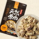 天然原肉凍乾犬貓零食山味包裝與多塊凍乾肉塊擺盤.