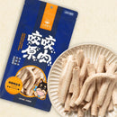 藍色包裝雞胗口味狗狗咬咬原肉零食，旁邊白色盤裝多根肉條.