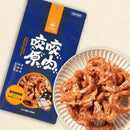 藍色包裝香嫩雞里肌狗狗咬咬原肉零食，盤內雞肉甜甜圈零食特寫.
