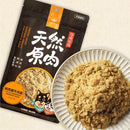 犬貓專用汪喵星球天然原肉凍乾零食雞肉鬆包裝與白色盤裝產品特寫.