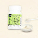 白色塑膠瓶裝益菌排毛粉，綠白色標籤，旁邊有盛放白色粉末的小碗和小勺.