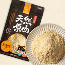 天然原肉凍乾雞肉鬆，黑色包裝，旁邊有白色盤子裝滿碎肉乾.