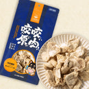 藍色包裝香嫩雞里肌狗狗咬咬原肉零食與米色盤裝雞肉塊.