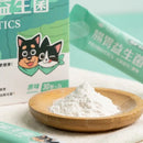 木盤上的白色細粉，背景為綠色包裝的腸胃益生菌寵物補充品盒裝.