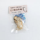 透明真空包裝內兩顆鮮嫩廣島牛奶牡蠣，標籤清晰顯示產品名稱和產地.