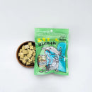 綠色包裝貓草雞肉凍乾飼料，旁邊放有木碗裝方塊形凍乾塊.