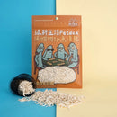 橘色包裝乾燥吻仔魚零食，包裝前有透明視窗展示細小魚乾內容物.