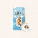 藍色包裝虱目魚丸，旁放三顆圓形魚丸，擺於白色陶瓷盤上.